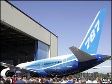 Boeing 787 in hanger